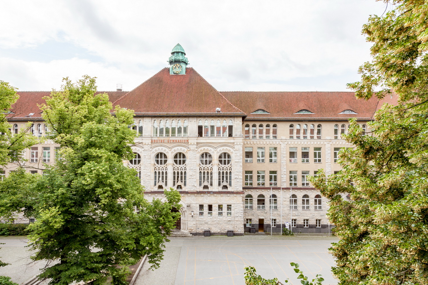 Schulhaus 2017 (nach der Fassadenreinigung)