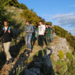 Auf steinigem Pfad bergab Auf steinigem Pfad bergab