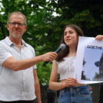 Herr Freese und Schülersprecherin Victoria werben für das Goethe-Jahrbuch